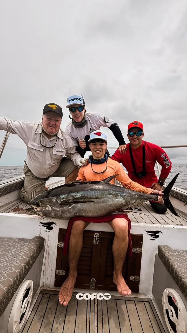 Cuatro pescadores con un atún capturado en el Pacífico colombiano