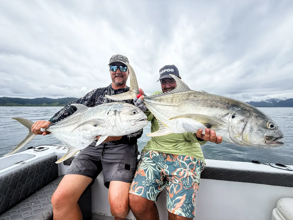 Dos pescadores con jureles capturados en el Pacífico colombiano