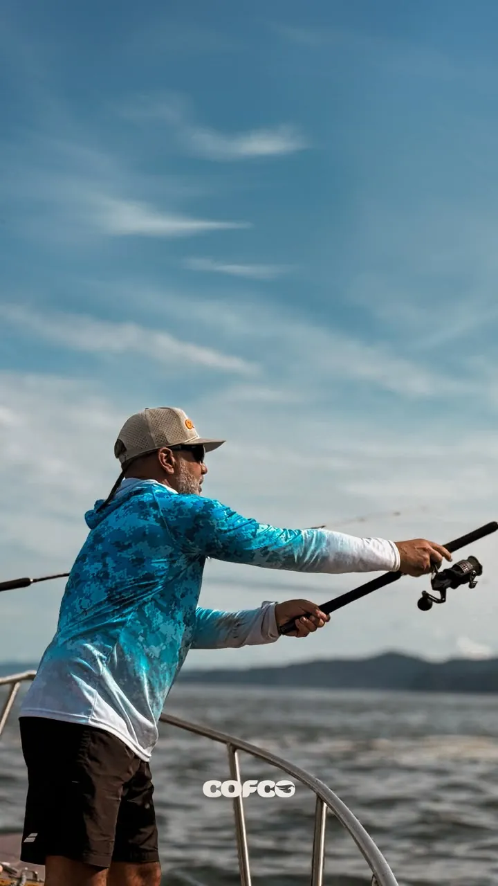 Pescador lanzando desde el bote en el Pacífico colombiano